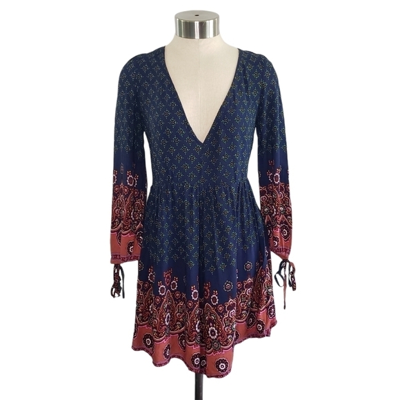 Deep V flowy lightweight floral paisley romper - Picture 3 of 12